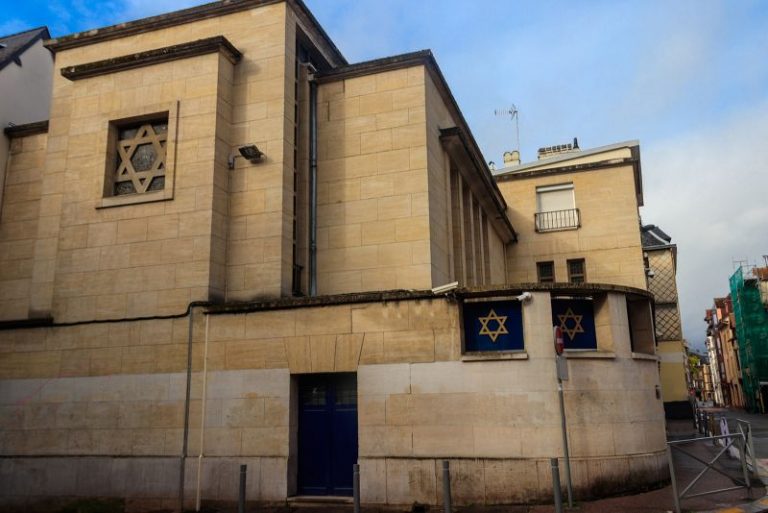 Police shoot dead armed attacker who started fire in Rouen synagogue