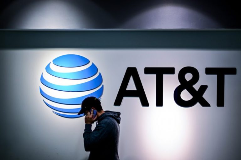 AT&T, other phone companies sued over stolen nude images could face liability after court ruling