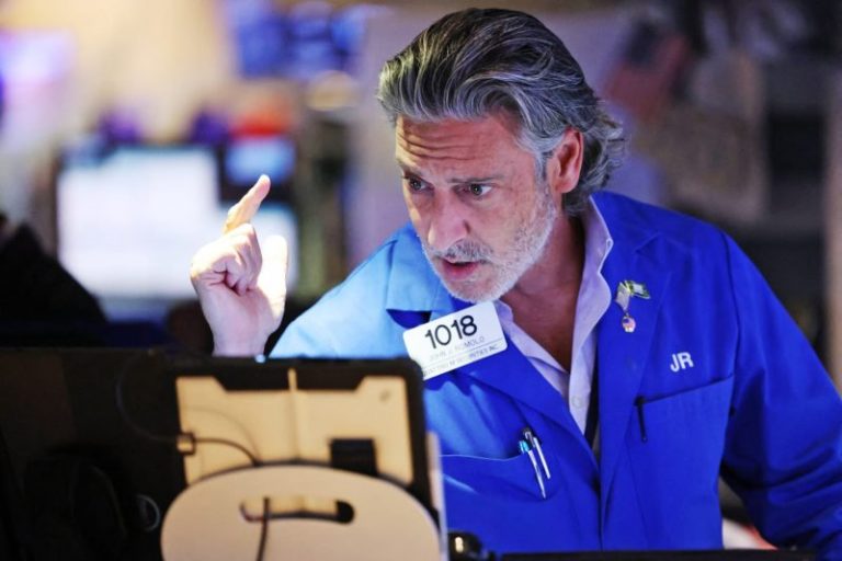 U.S. stocks close higher, bouncing back from deep sell-off