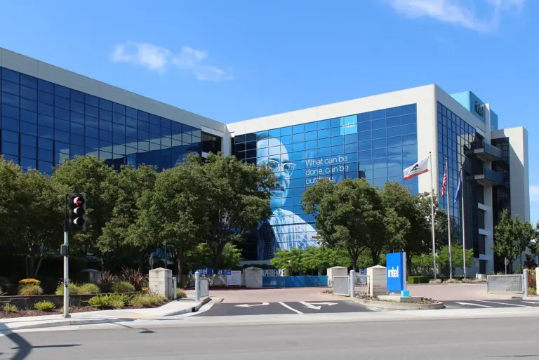 Intel INTC stock prediction: $148 bull case vs $62 bear case